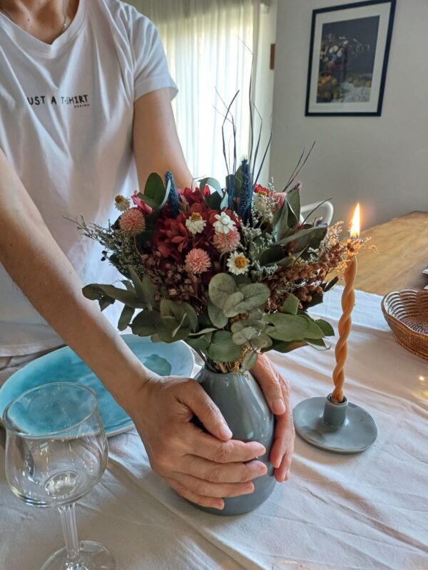 Arreglo floral con ramo de hortensias - Imagen 4
