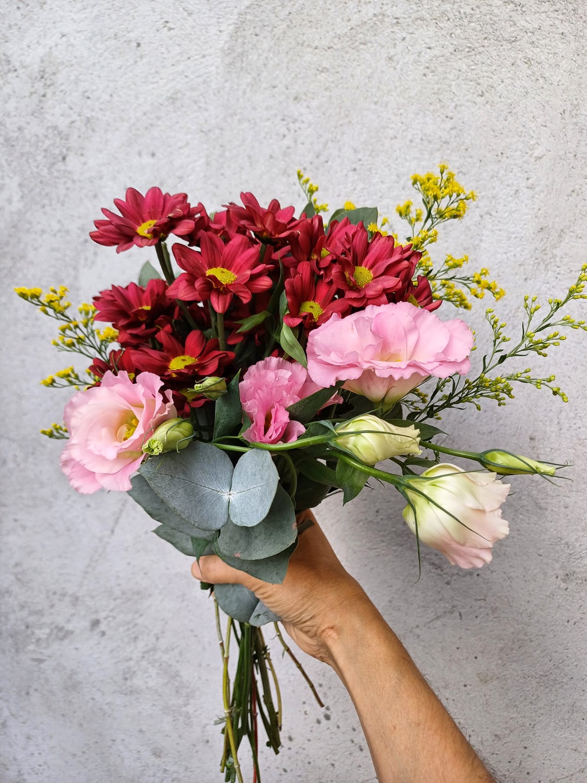 Ramo de lisianthus y flores de estación - Imagen 7