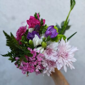 Arreglo colorido con fresias blancas y lilas