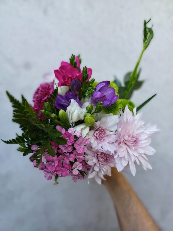 Arreglo colorido con fresias blancas y lilas