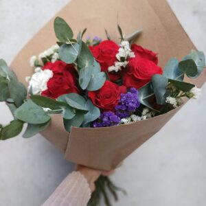 Ramo de media docena de rosas IMPORTADAS y flores delicadas