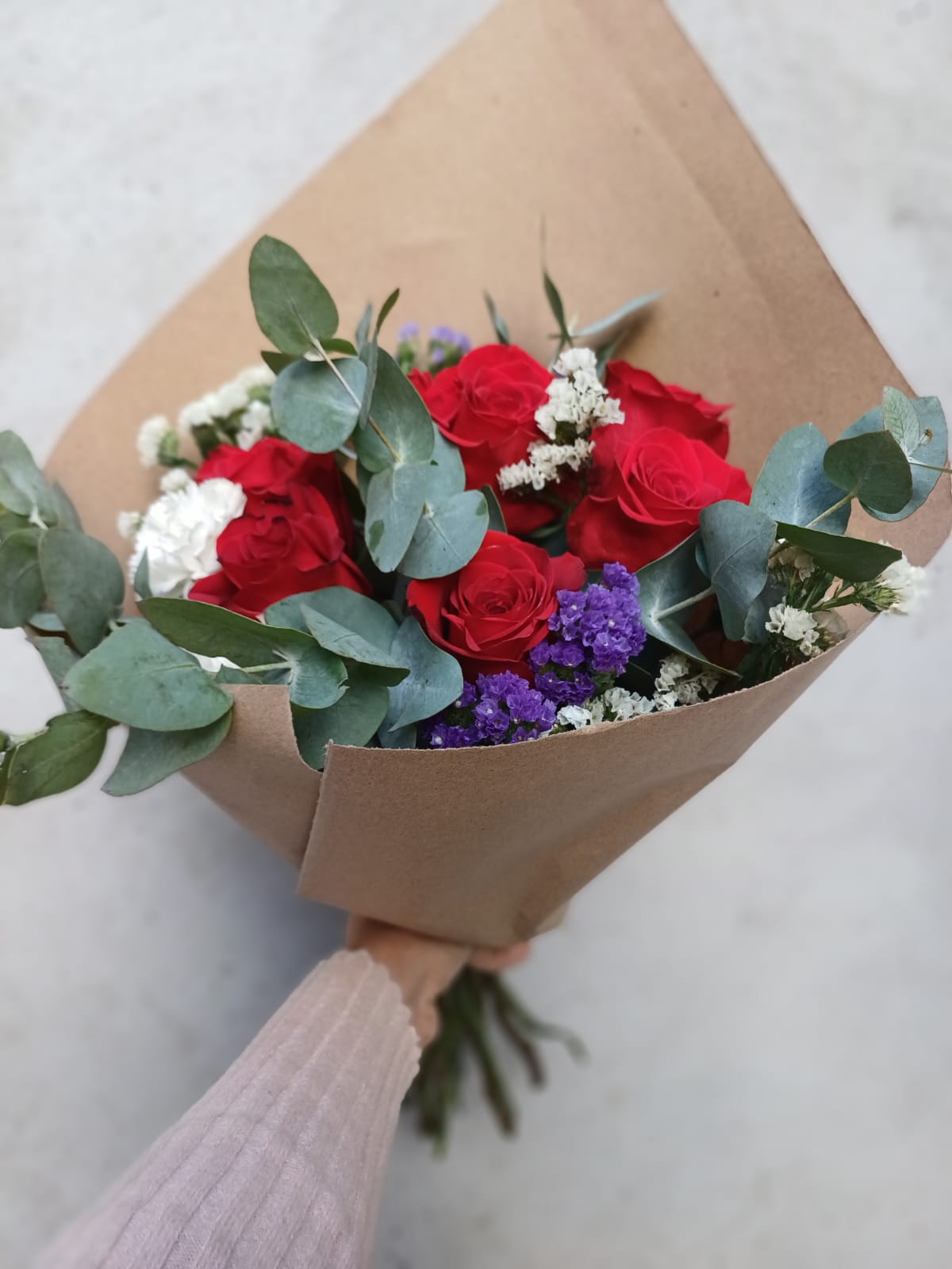 Ramo de media docena de rosas IMPORTADAS y flores delicadas