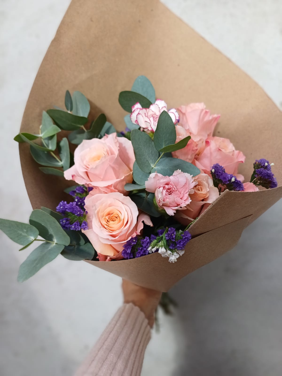 Ramo de media docena de rosas IMPORTADAS y flores delicadas - Imagen 5