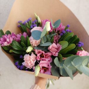 Ramo de lisianthus y flores de estación