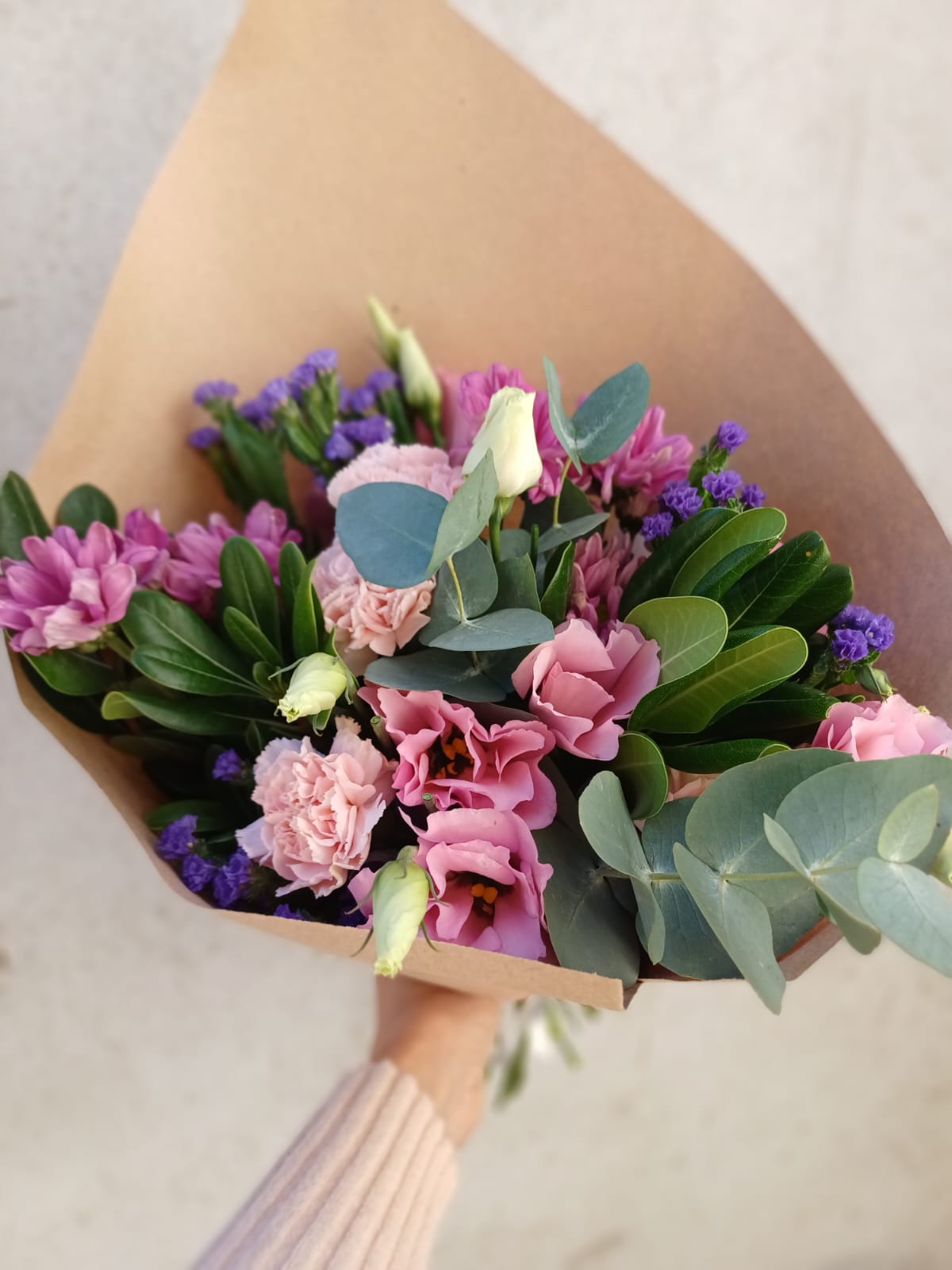 Ramo de lisianthus y flores de estación