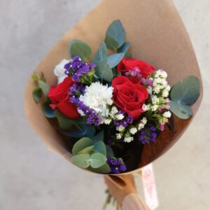 Ramo chico de ROSAS IMPORTADAS y flores delicadas