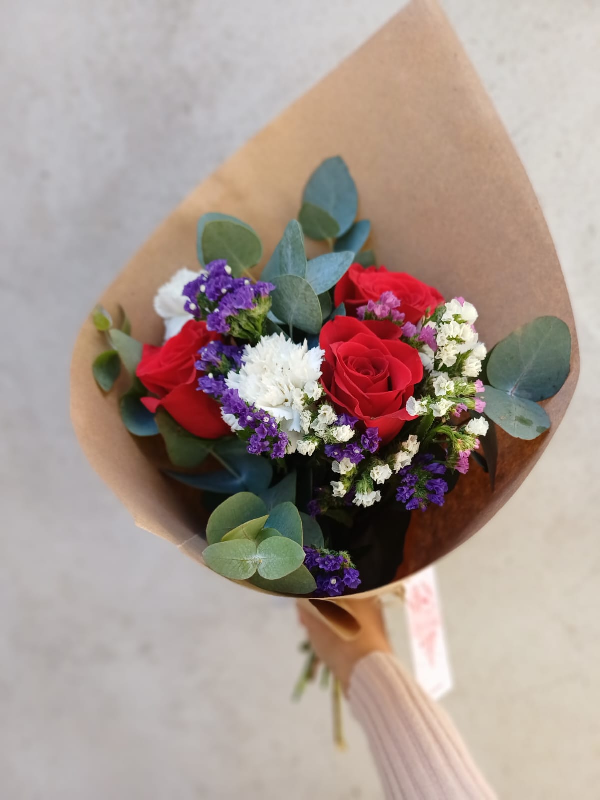 Ramo chico de ROSAS IMPORTADAS y flores delicadas