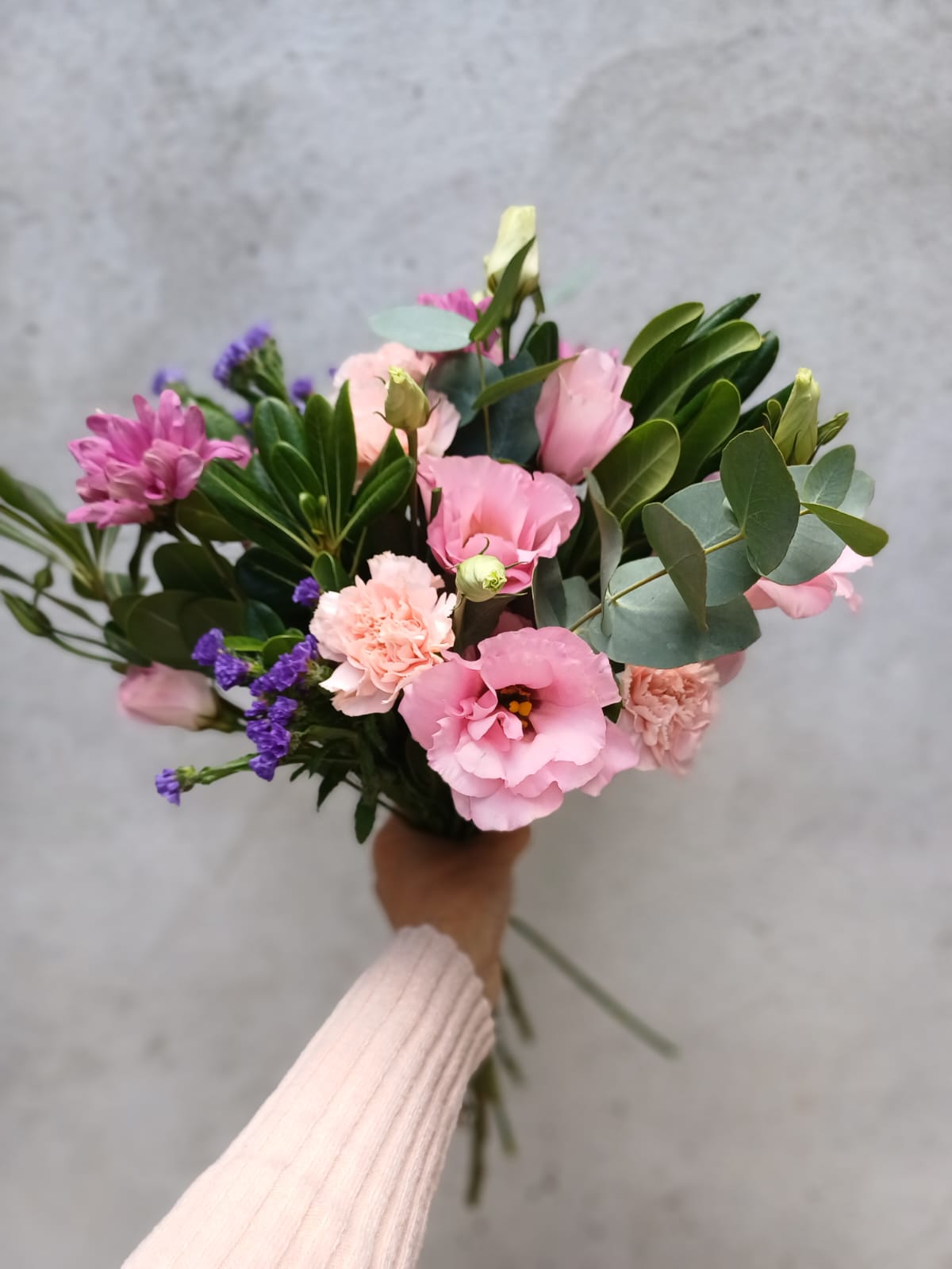 Ramo de lisianthus y flores de estación - Imagen 10