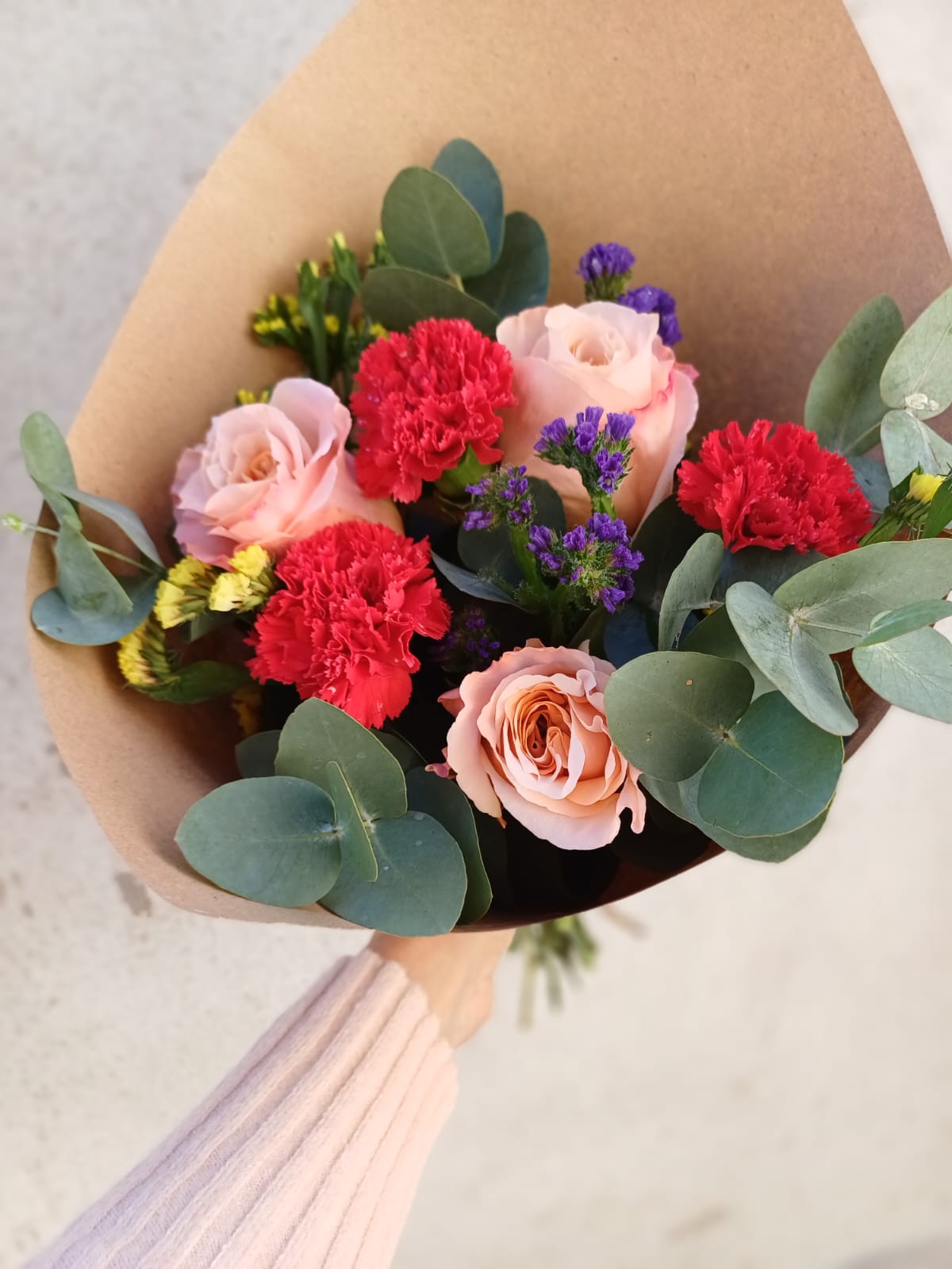 Ramo chico de ROSAS IMPORTADAS y flores delicadas - Imagen 5