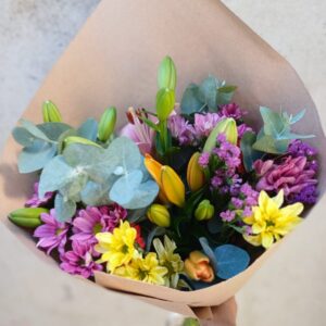 Ramo de liliums y flores de estación