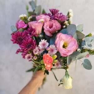 Ramo de lisianthus y flores de estación