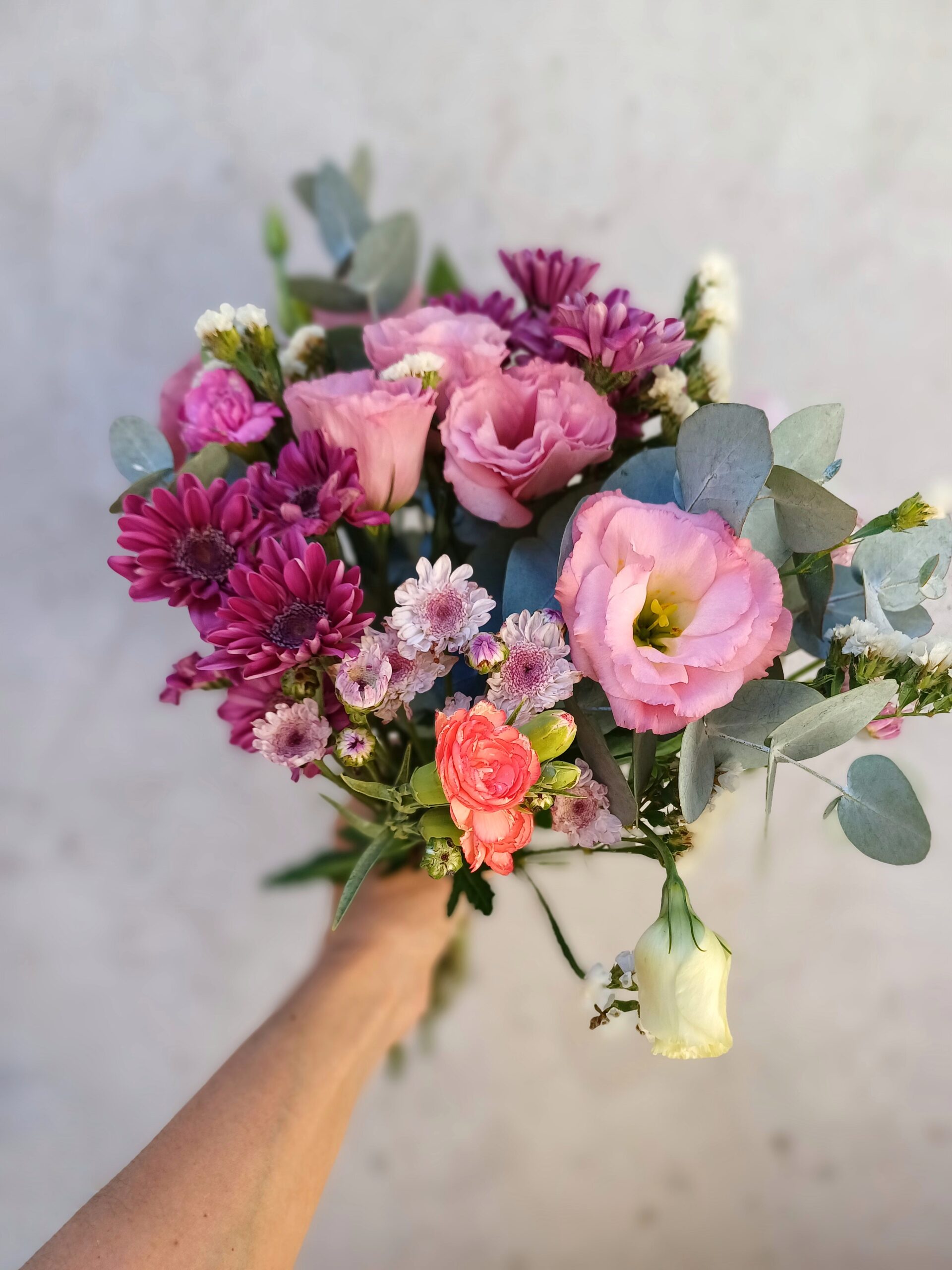 Ramo de lisianthus y flores de estación - Imagen 5