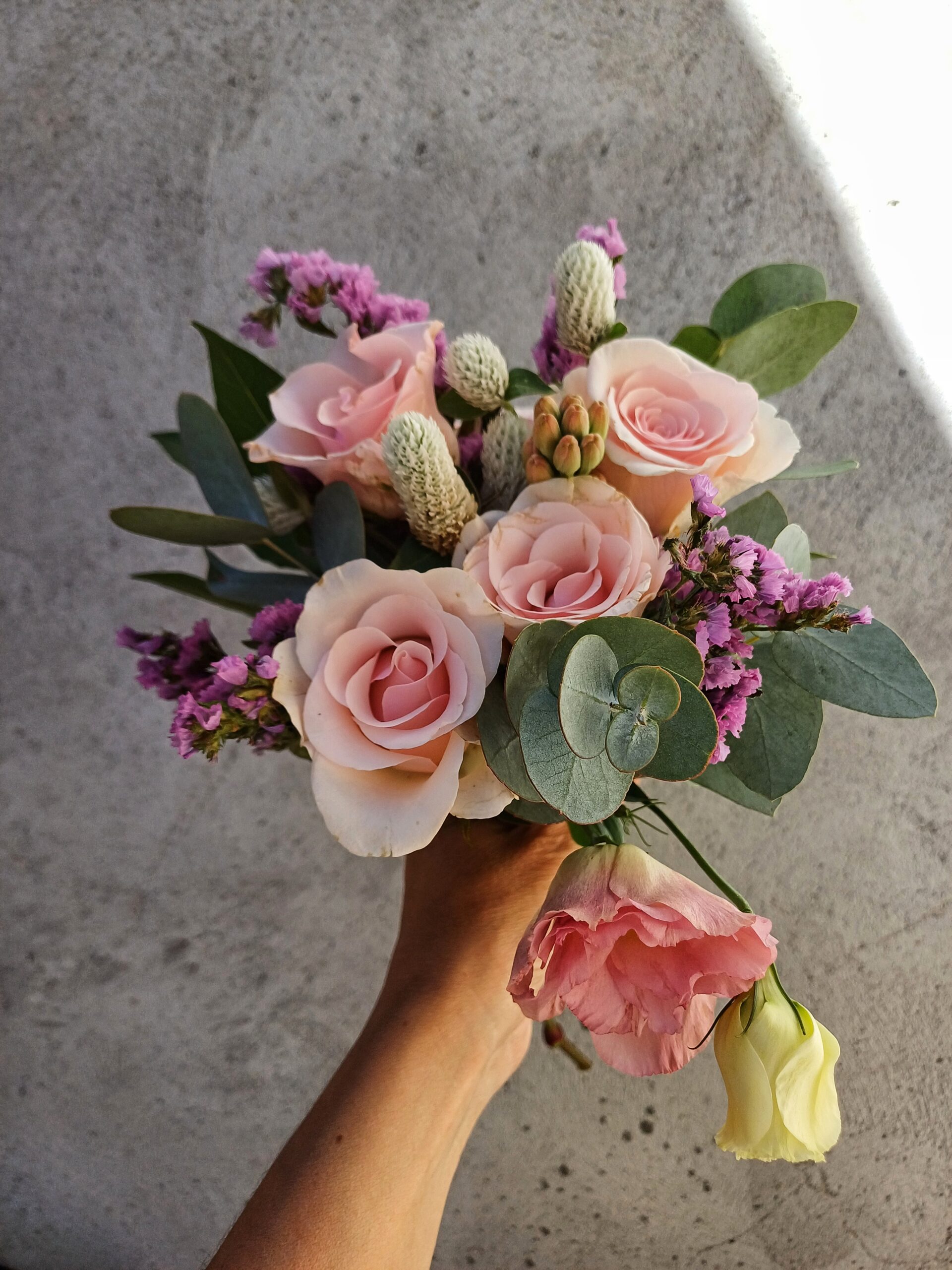 Ramo chico de ROSAS IMPORTADAS y flores delicadas - Imagen 2