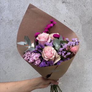 Ramo chico de ROSAS IMPORTADAS y flores delicadas