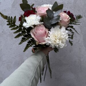 Ramo chico de ROSAS IMPORTADAS y flores delicadas