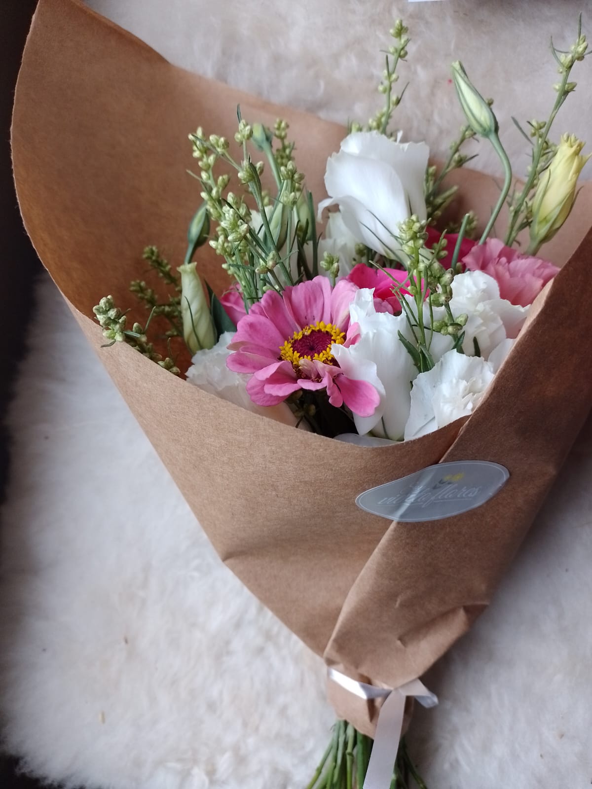 Ramo de lisianthus y flores de estación - Imagen 4