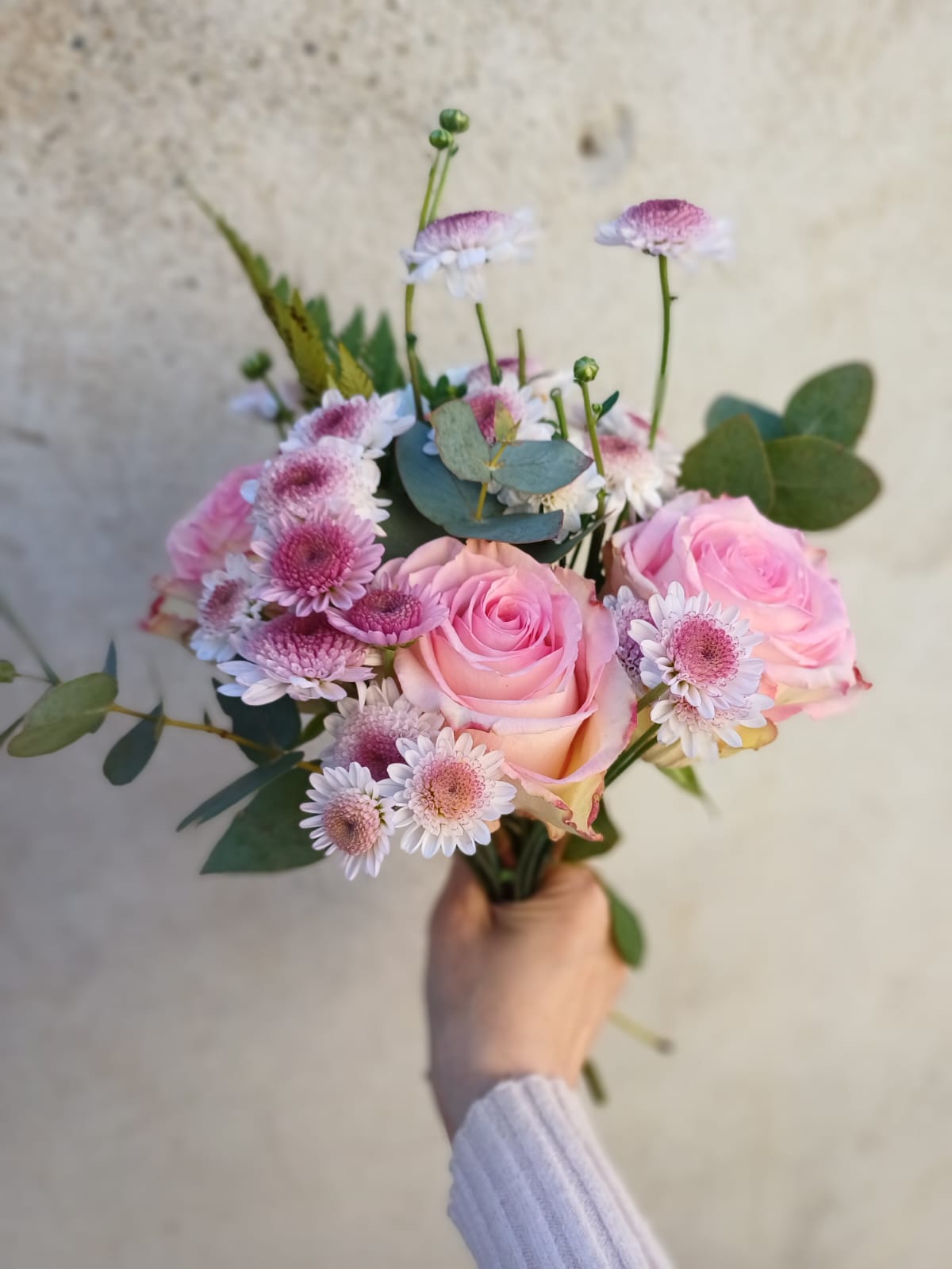 Ramo chico de ROSAS IMPORTADAS y flores delicadas - Imagen 4