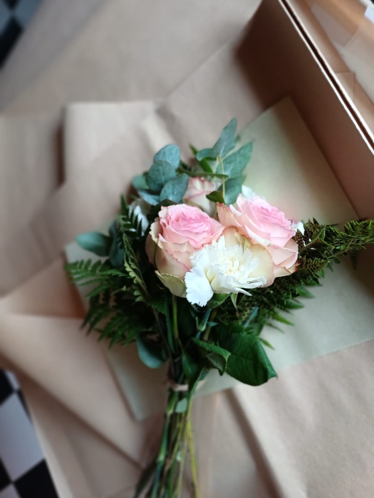 Ramo chico de ROSAS IMPORTADAS y flores delicadas - Imagen 3