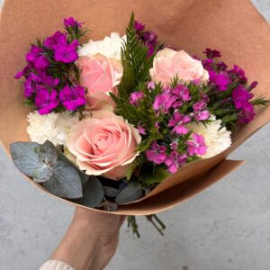 Ramo chico de ROSAS IMPORTADAS y flores delicadas