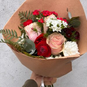 Ramo chico de ROSAS IMPORTADAS y flores delicadas