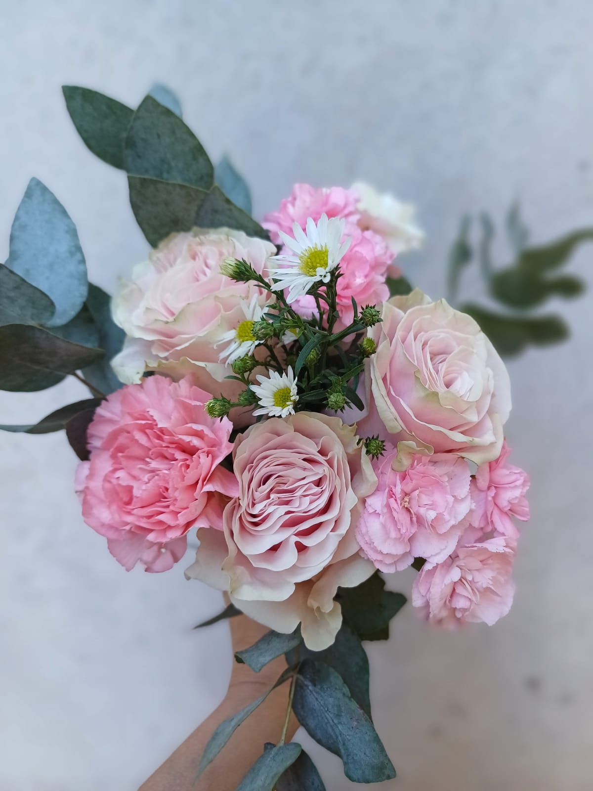 Ramo de media docena de rosas IMPORTADAS y flores delicadas - Imagen 4