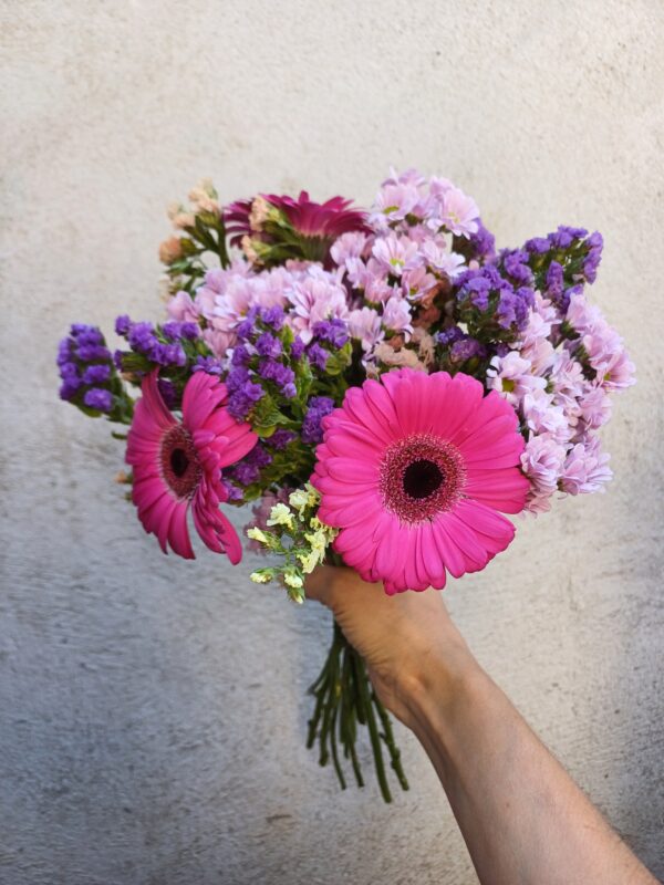 Ramo de gerberas y flores de estación - Imagen 3