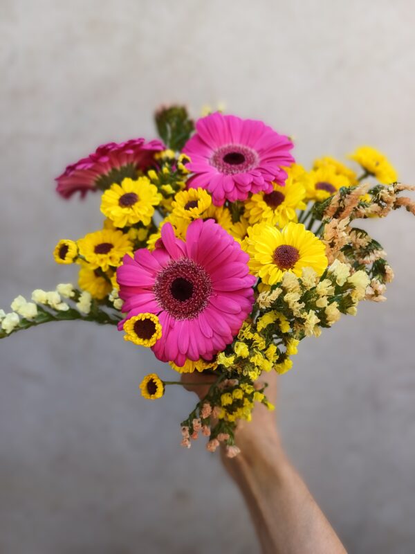 Ramo de gerberas y flores de estación - Imagen 4