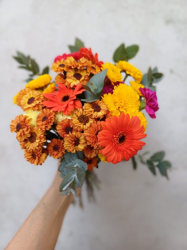 Ramo de gerberas y flores de estación