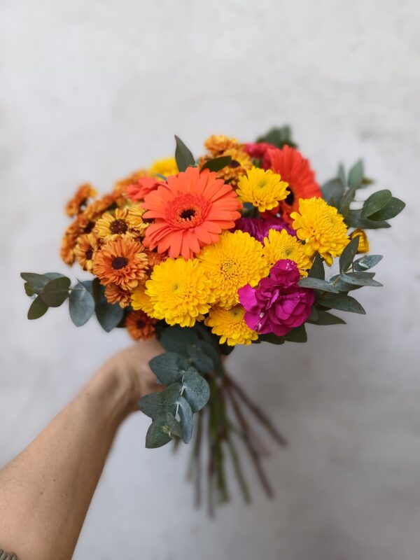 Ramo de gerberas y flores de estación - Imagen 6