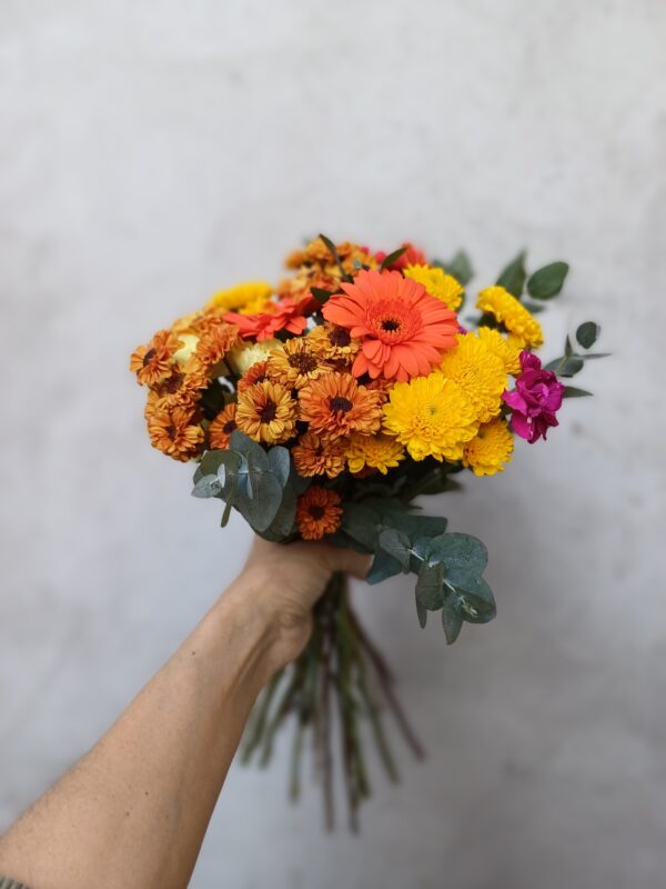 Ramo de gerberas y flores de estación - Imagen 5