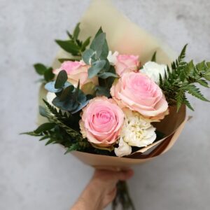 Ramo de 4 rosas IMPORTADAS y flores delicadas