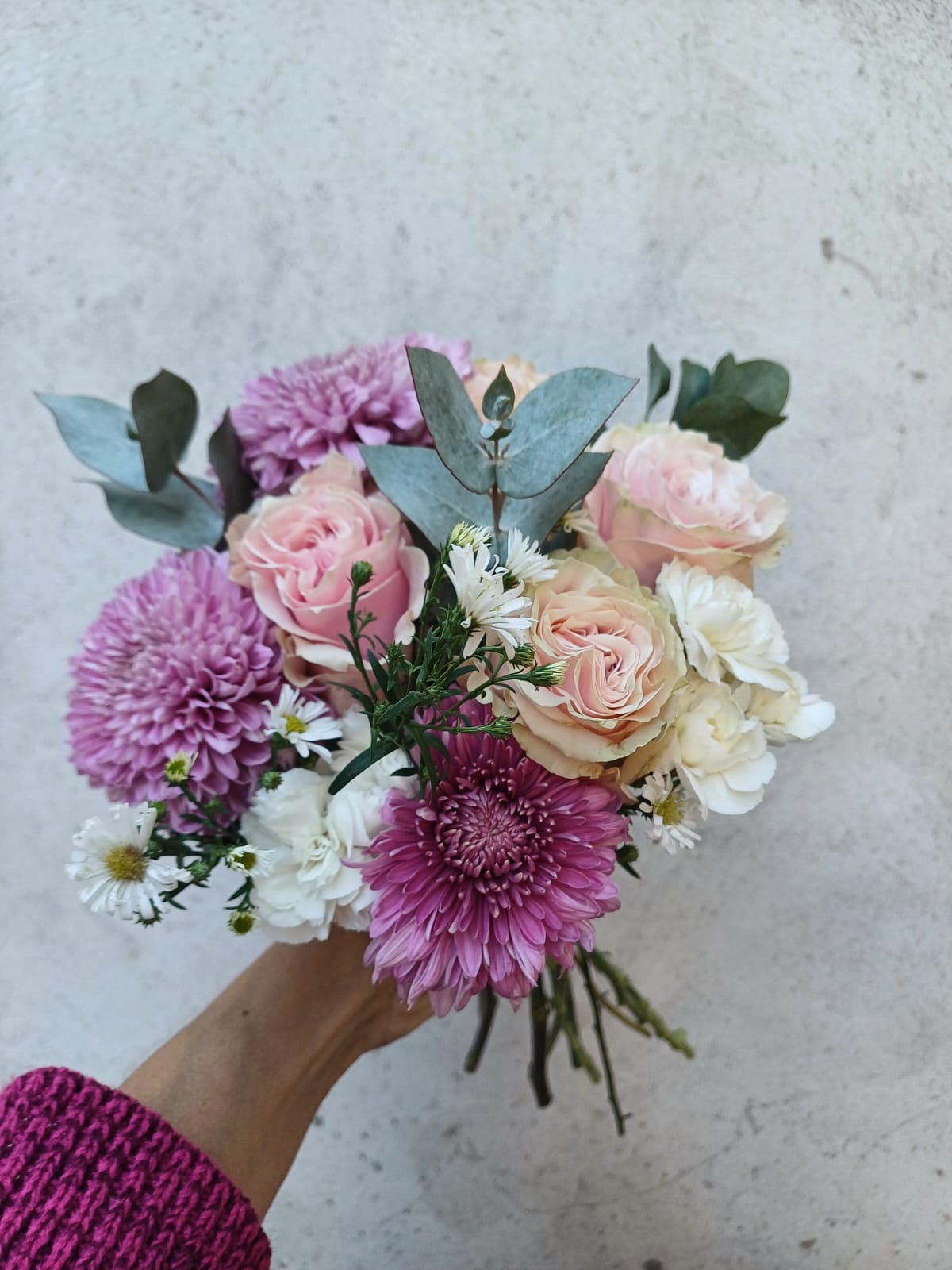 Ramo de media docena de rosas IMPORTADAS y flores delicadas - Imagen 3