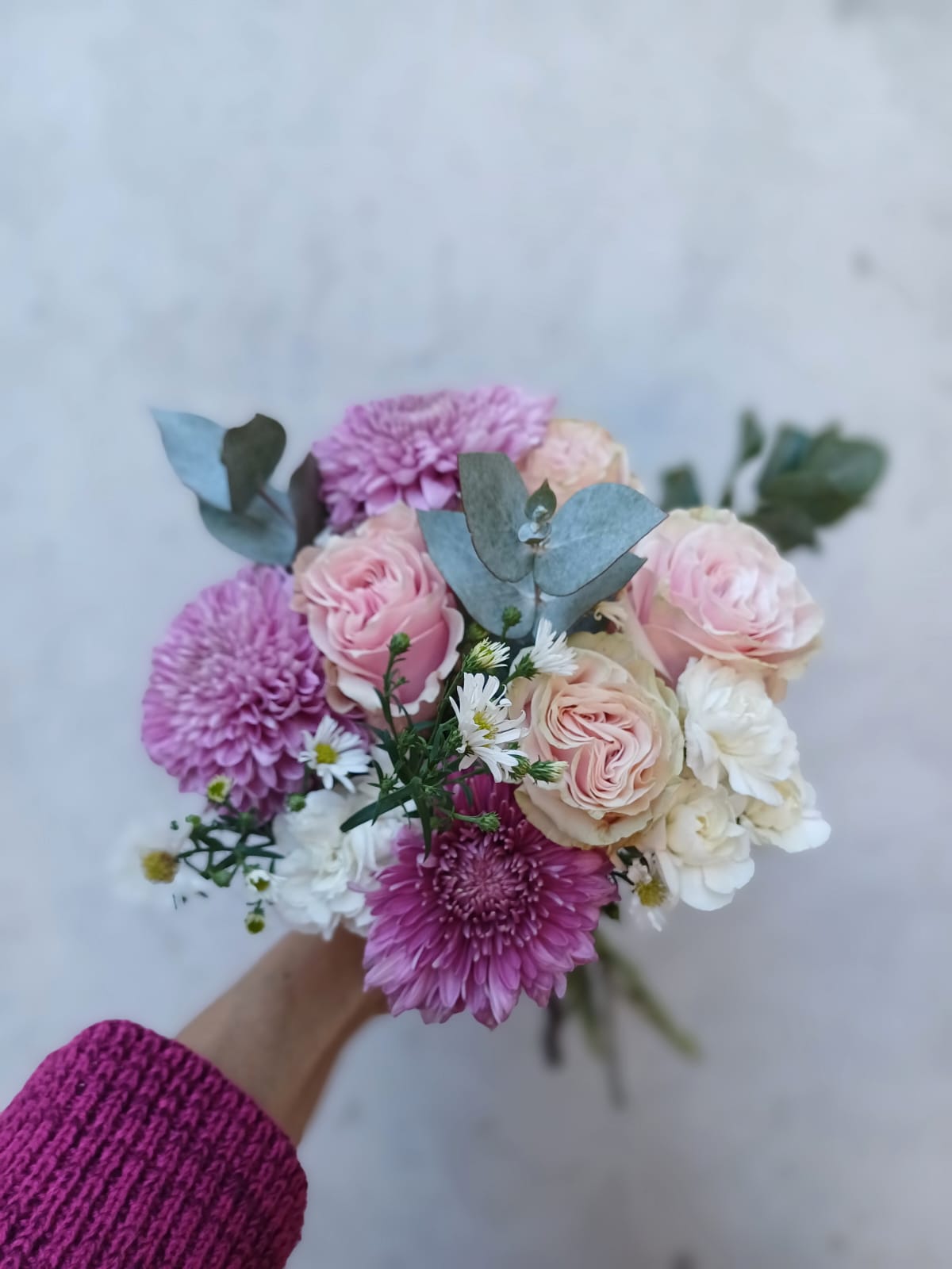 Ramo de media docena de rosas IMPORTADAS y flores delicadas - Imagen 2