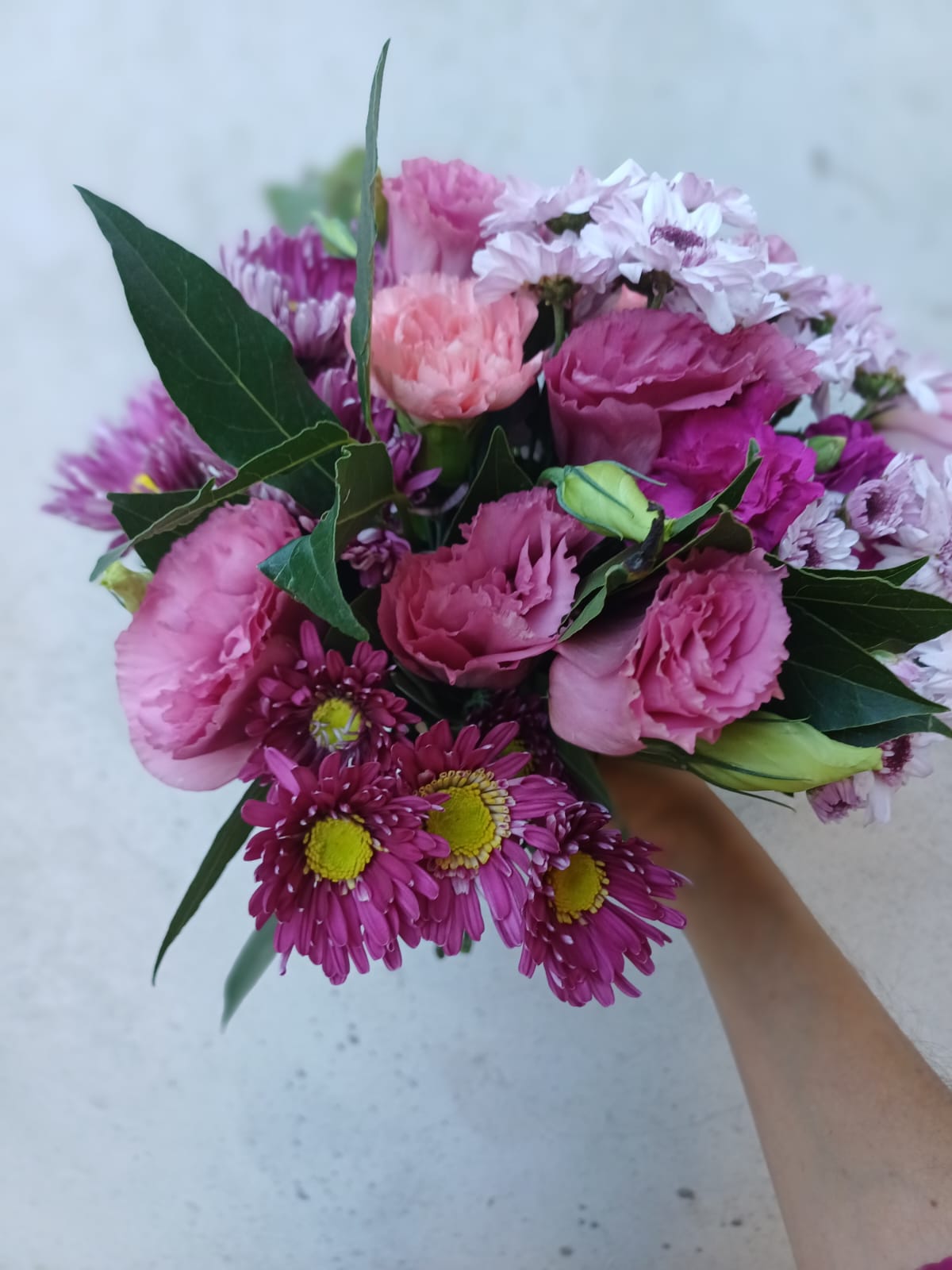 Ramo de lisianthus y flores de estación - Imagen 3