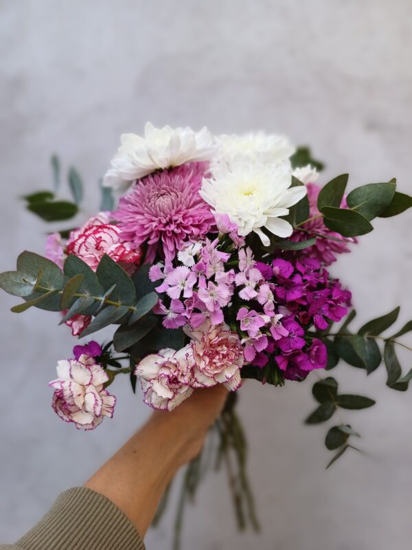 Ramo de otomes, dianthus y flores de estación