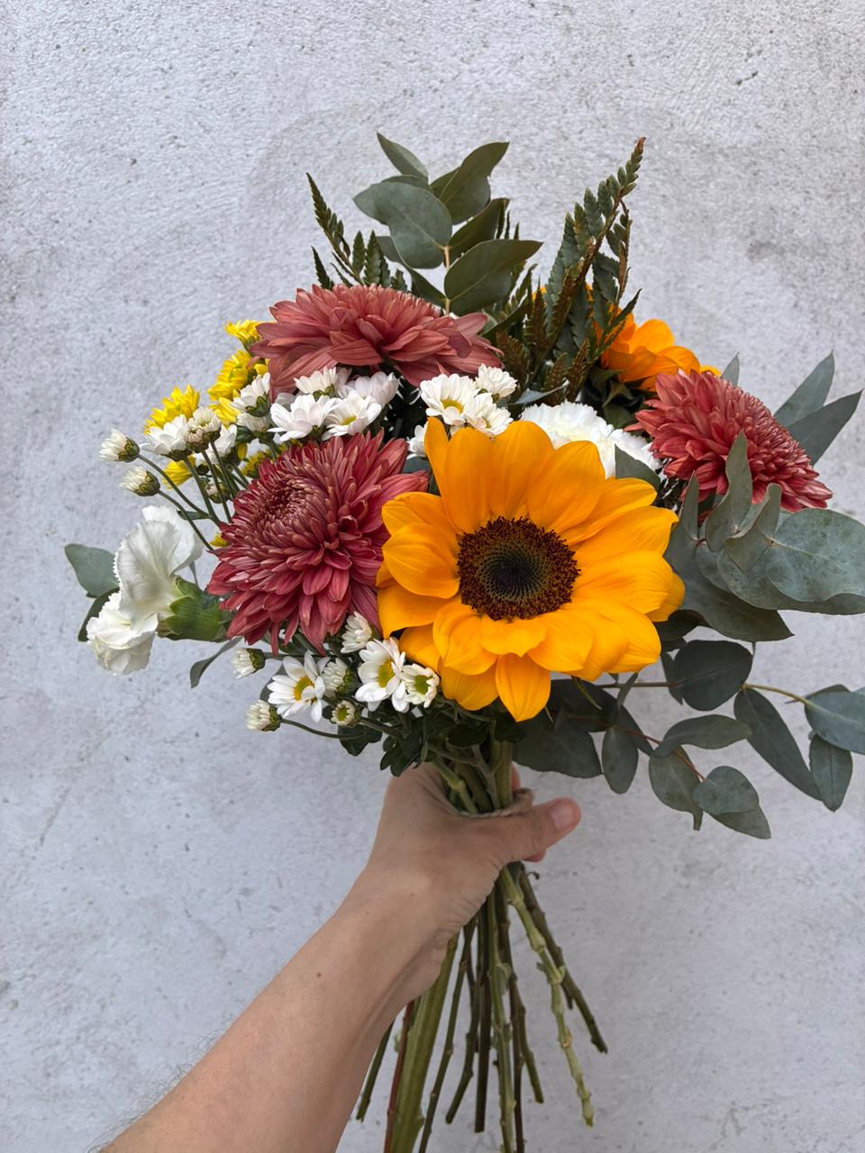 Ramo de crisantemos con girasoles y flores de estación - Imagen 4