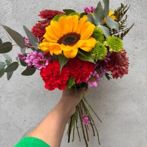 Ramo de crisantemos con girasoles y flores de estación