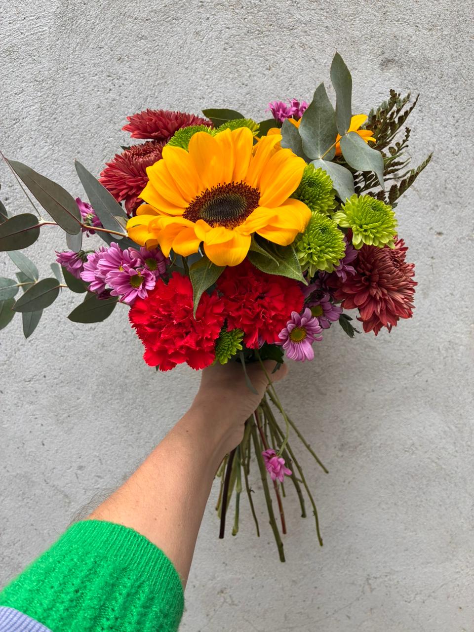 Ramo de crisantemos con girasoles y flores de estación