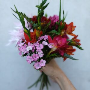 Arreglo colorido con fresias