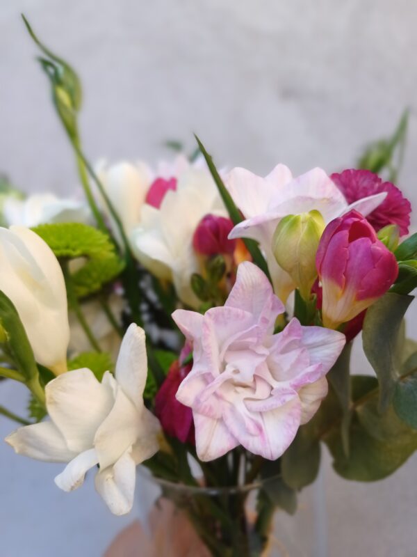 Arreglo colorido con fresias blancas y lilas - Imagen 5