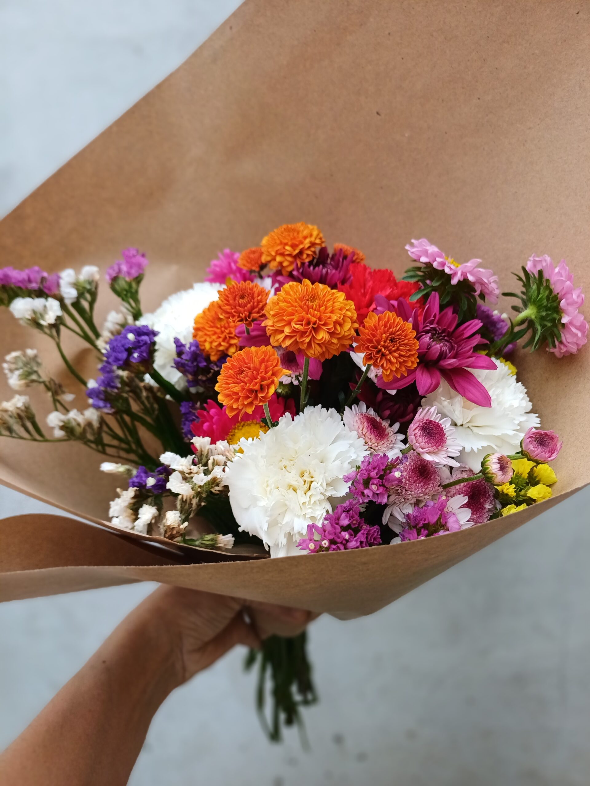 Ramo delicado con claveles y flores de estación - Imagen 6