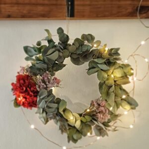 Corona MINIMALISTA con eucaliptos y hortensia preservada